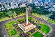 无人机镜头下，雅加达标志性的国家纪念碑被充满活力的城市景观环绕