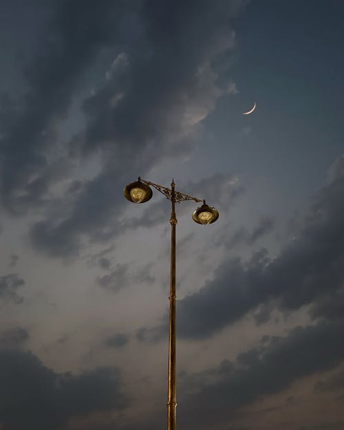 Gratis arkivbilde med gatelampe, lav-vinklet bilde, måne
