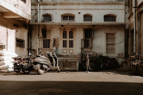 Gratis stockfoto met achtergelaten, buitenkant van het gebouw, motorfietsen