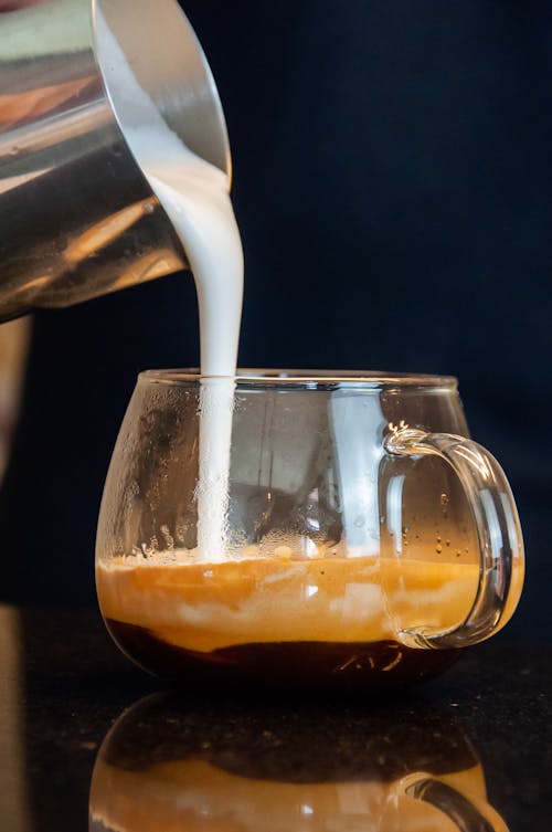 Café com leite em xícara de vidro