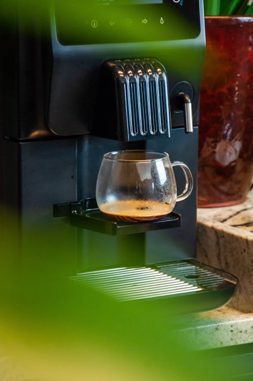 Máquina de café com xícara de vidro