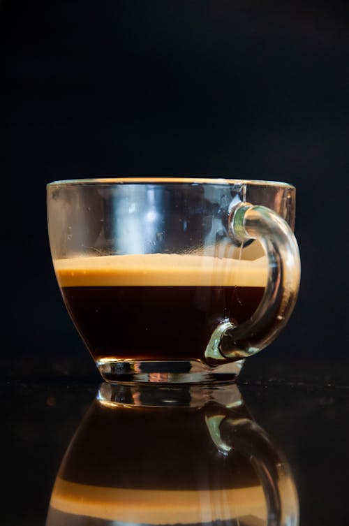 Café espresso em xícara de vidro