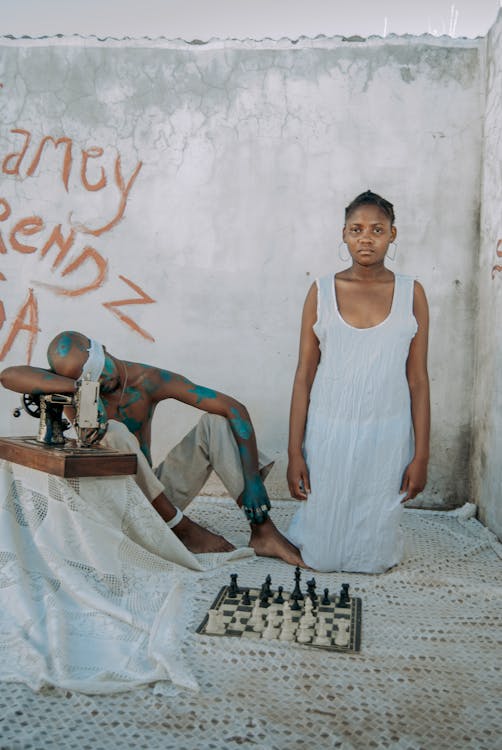 Foto profissional grátis de ajoelhado, fotografia de moda, homem