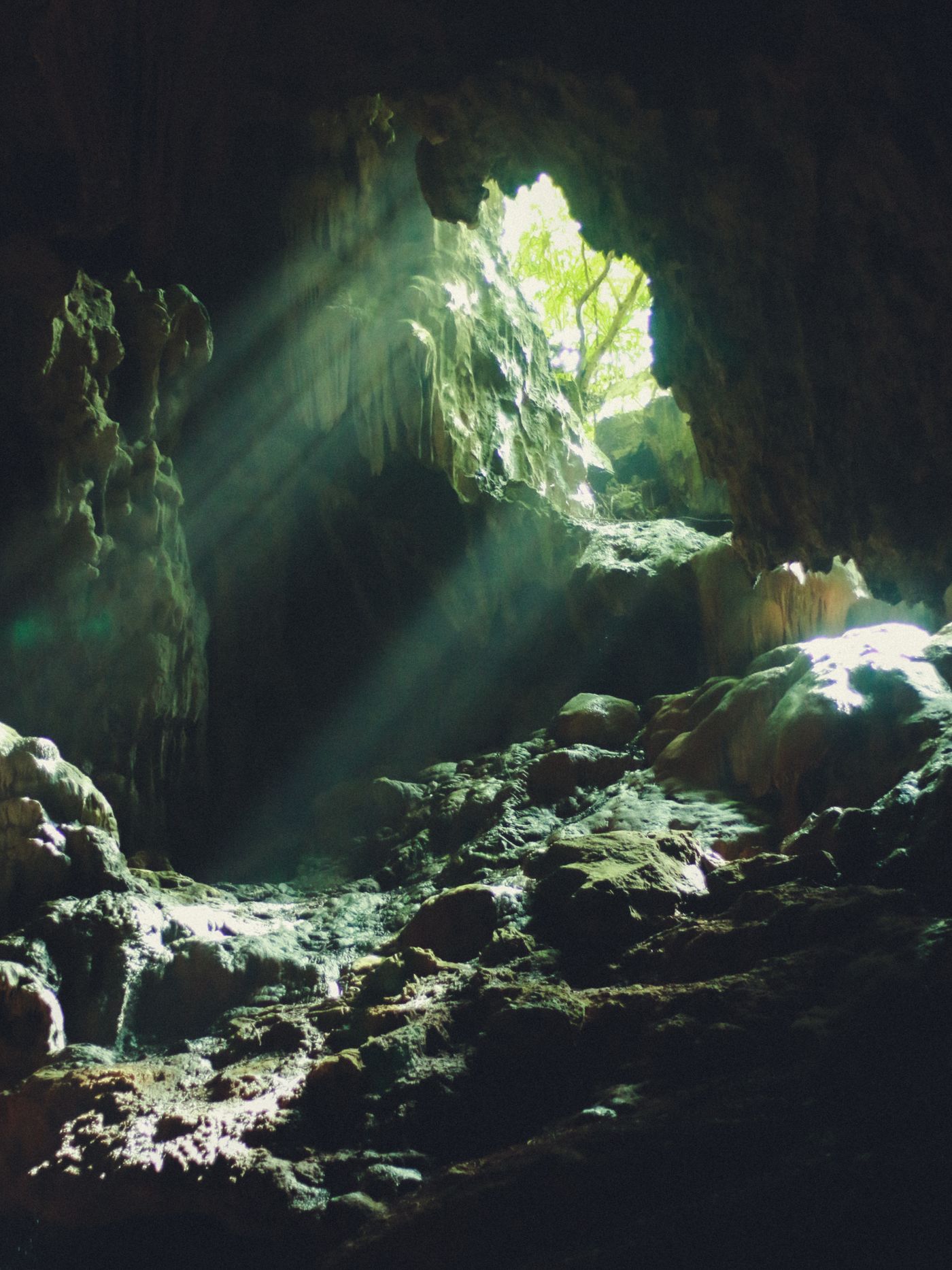 Entrada de caverna iluminada