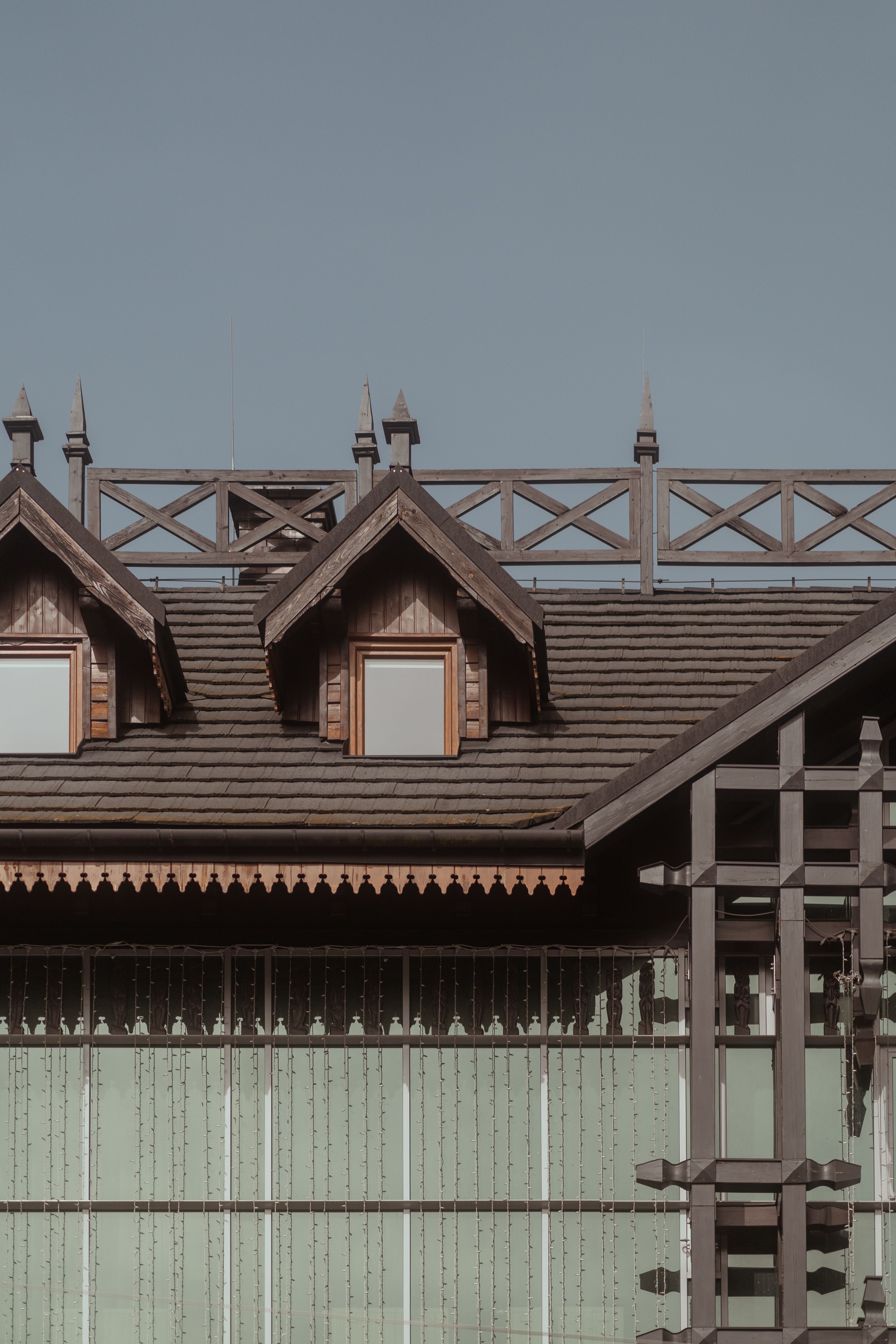 Różnorodność stylów architektonicznych w górskich domach