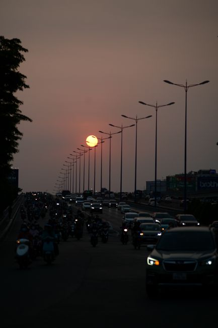 Yeh hai Mumbai ka shaam ka nazaara, traffic toh hai par sunset dekh ke dil khush ho jata hai 🌅🚗💛 #tolee #eveningcommute #mumbailife