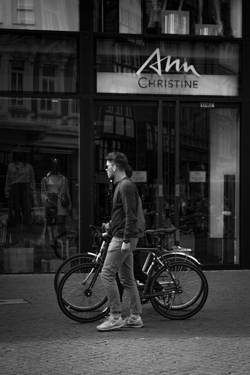 Kostnadsfri bild av cyklar, förbipasserande, gående