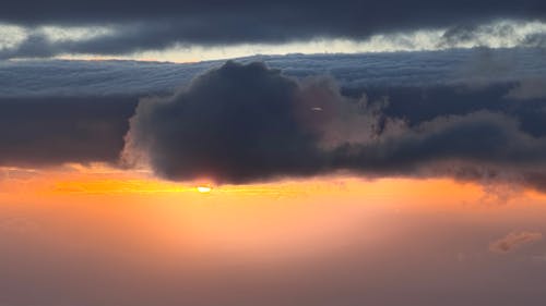 Darmowe zdjęcie z galerii z piękny zachód słońca, pochmurny dzień, ponad chmurami!
