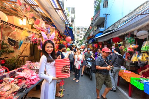 Free Colorful street market with people enjoying a festive atmosphere and vibrant decorations. Stock Photo