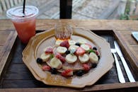 在日本福井，美味的煎饼搭配香蕉、草莓和蓝莓，并佐以果汁