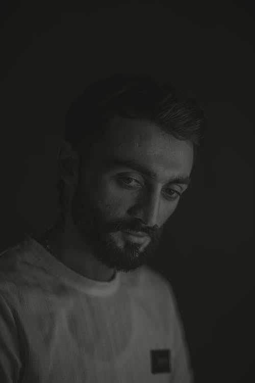 Fotos de stock gratuitas de barba, blanco y negro, cabello corto