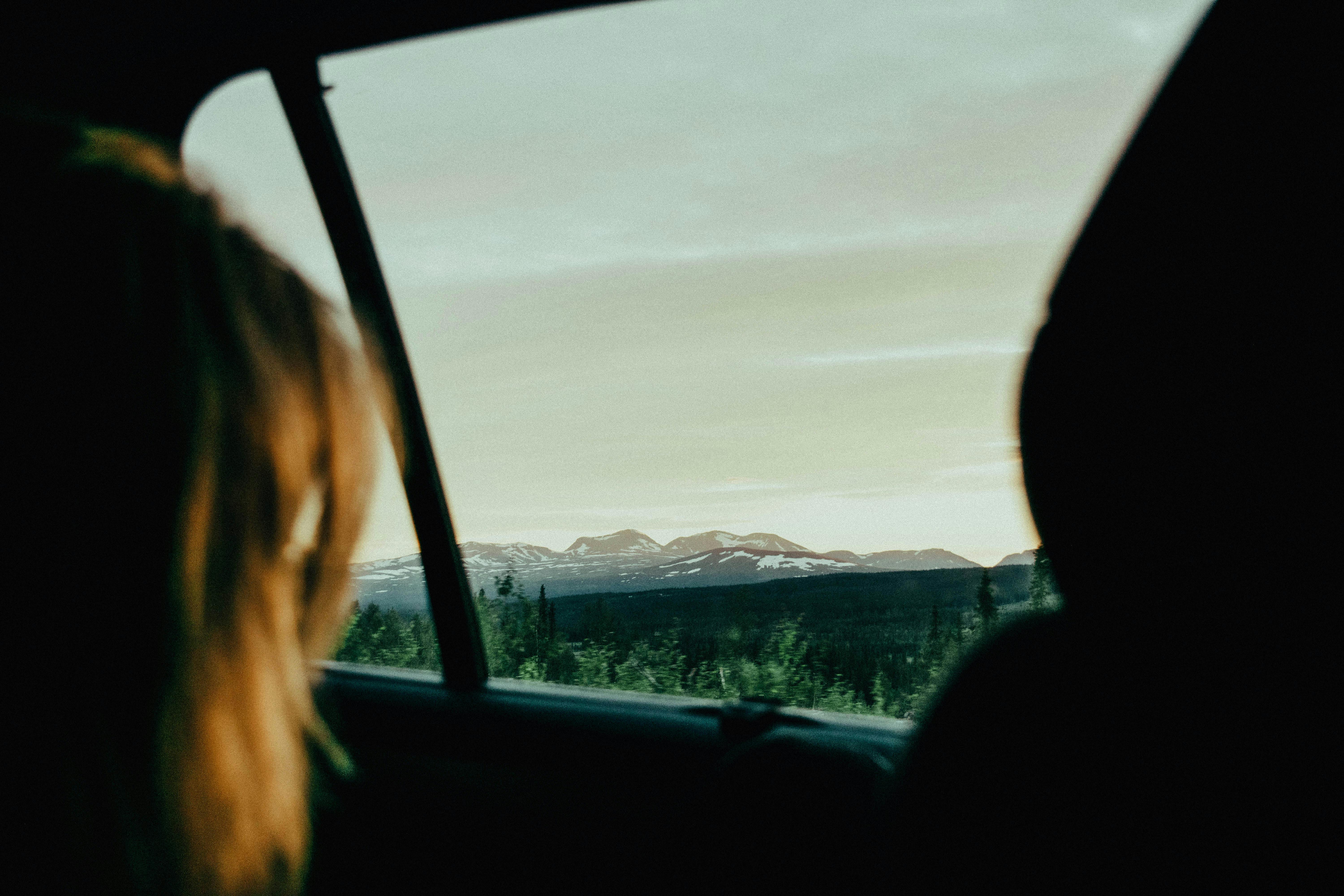 Forêt et montagnes vus depuis une fenêtre de voiture