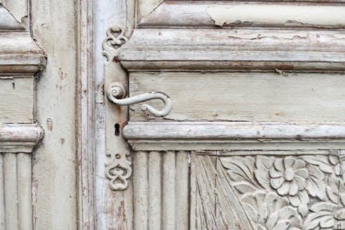 Free An old wooden door with a decorative handle Stock Photo