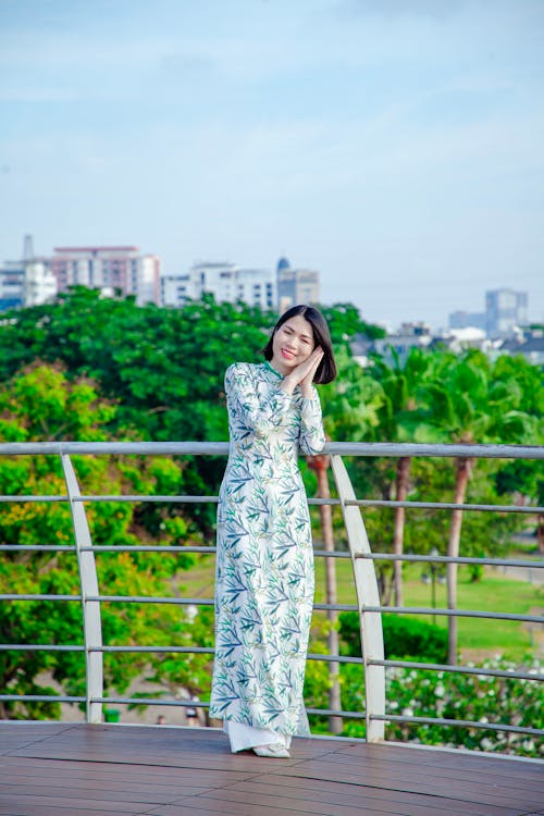 Gratis stockfoto met Aziatische vrouw, balustrade, bomen