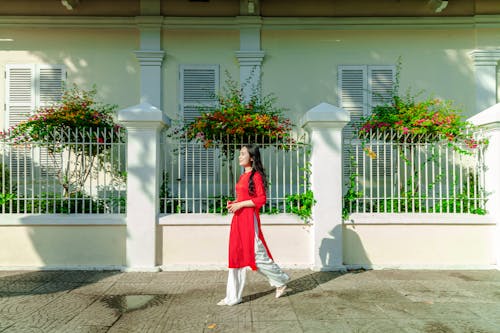 Kostnadsfri bild av asiatisk kvinna, blommor, byggnad