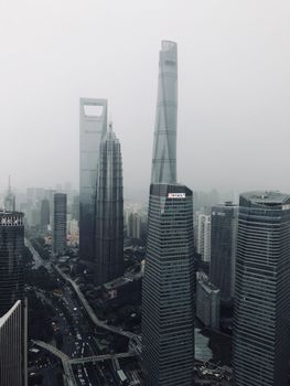 上海阴郁的天际线以标志性摩天大楼为特色