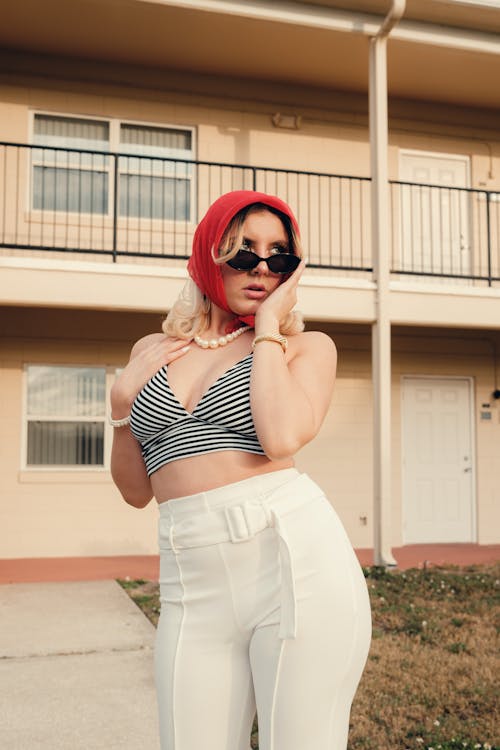 Free A woman in white pants and a red hat Stock Photo