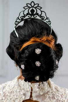 新娘发型以头饰和装饰发饰为特色，呈现出奢华的外观