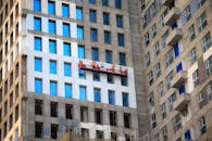 高层建筑工人在电梯上施工，展示了现代建筑设计