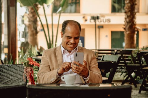 Δωρεάν στοκ φωτογραφιών με cafe, smartphone, άνδρας