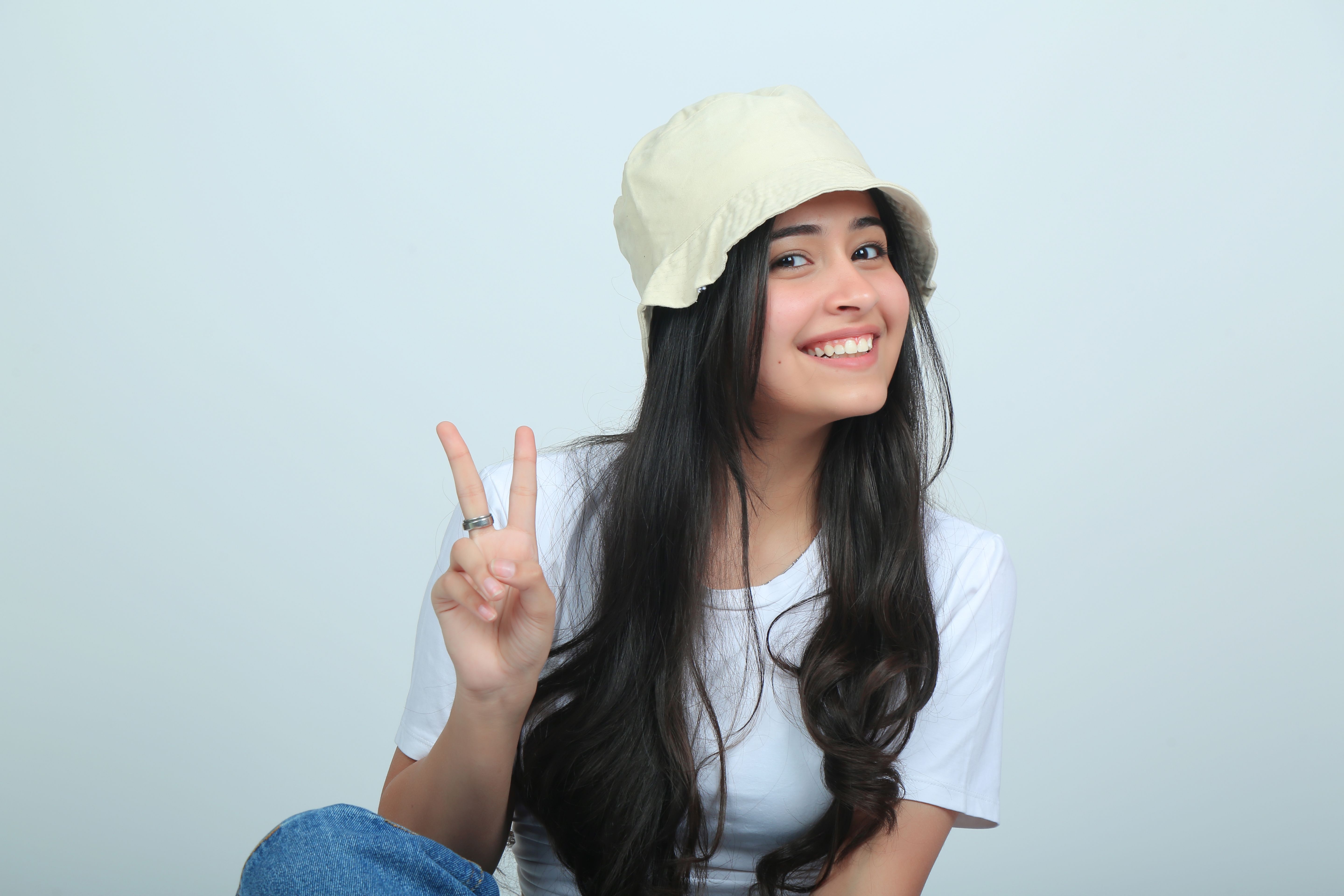 tシャツ, vサイン, カジュアルの無料の写真素材 visual (Photo: Pexels)