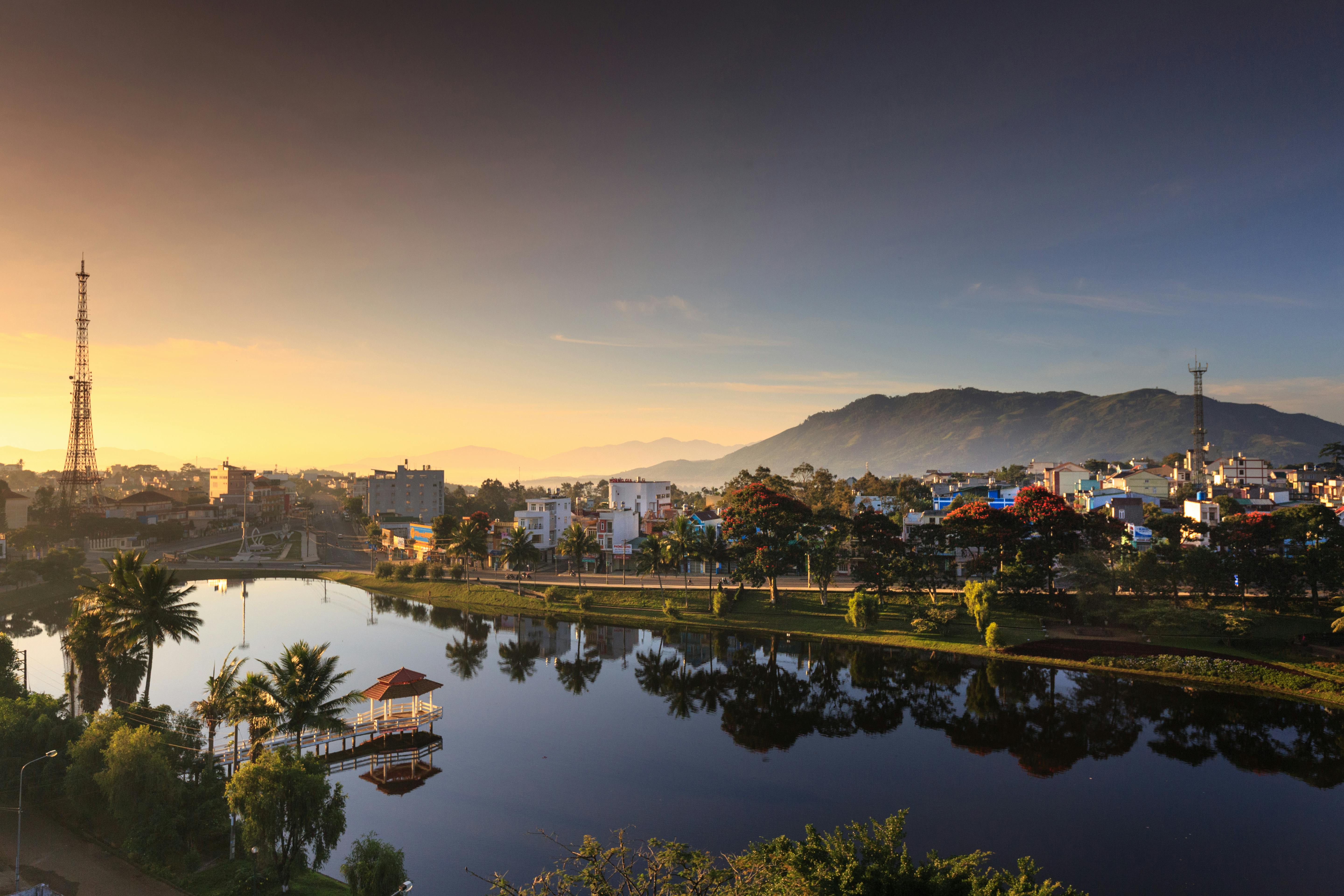 宁静的城市景观在日出时分，背景是湖泊和山脉