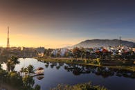 宁静的城市景观在日出时分，背景是湖泊和山脉