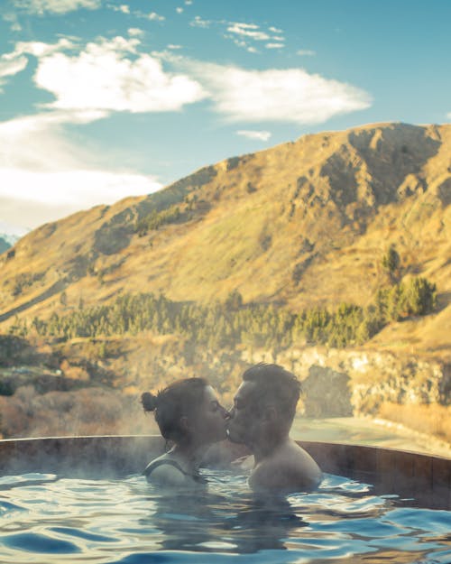 男人和女人在親吻時浸入游泳池