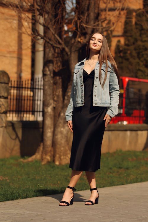 Gratis stockfoto met aantrekkelijk mooi, bruin haar, denim jacket