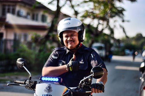 Фотография человека, едущего на мотоцикле