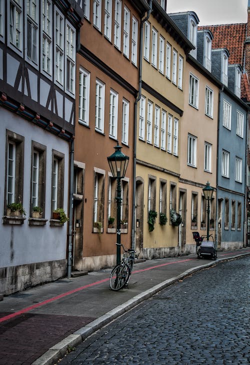 Kostenloses Stock Foto zu altstadt, bürgersteig, cidades antigas