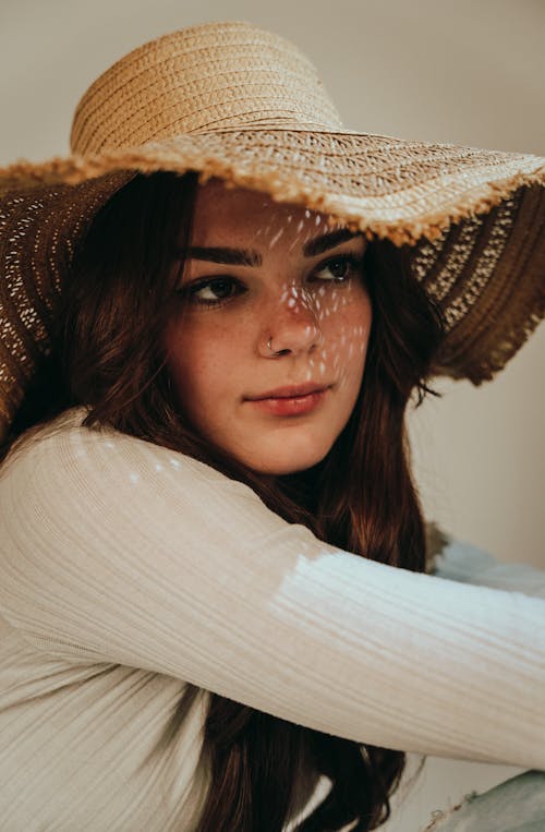 Immagine gratuita di adolescente, capelli castani, cappello