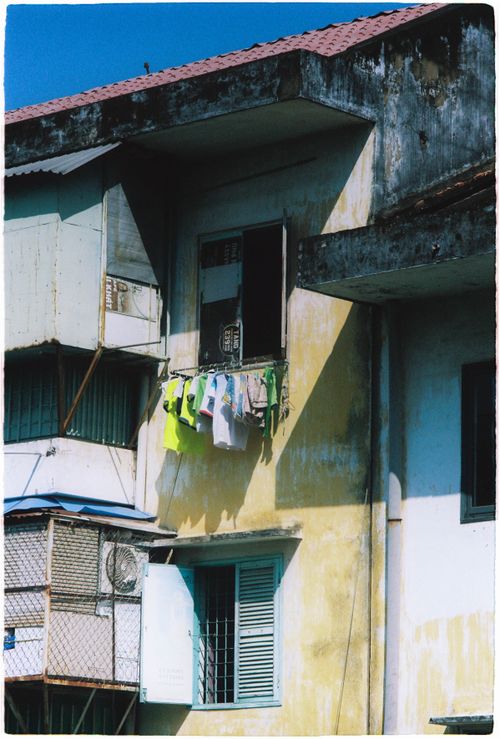 Free A quaint urban building exterior with colorful laundry drying under the sun. Stock Photo