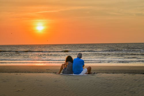 Foto profissional grátis de amor, areia, assistindo