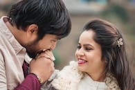 在印度库卢，一对恩爱夫妻在户外分享了一个温柔的时刻