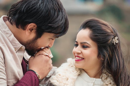 在印度库卢，一对恩爱夫妻在户外分享了一个温柔的时刻