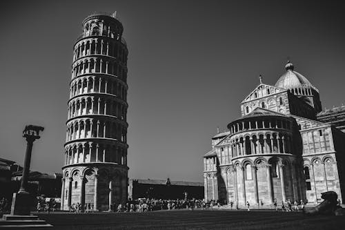 Black and white photo of leaning tower of pisa