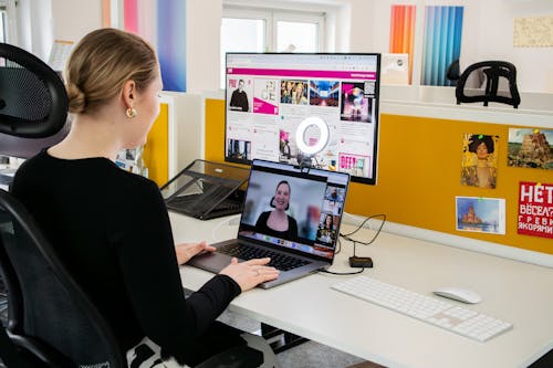 Speaker engaging with an online audience in a virtual event streaming setup