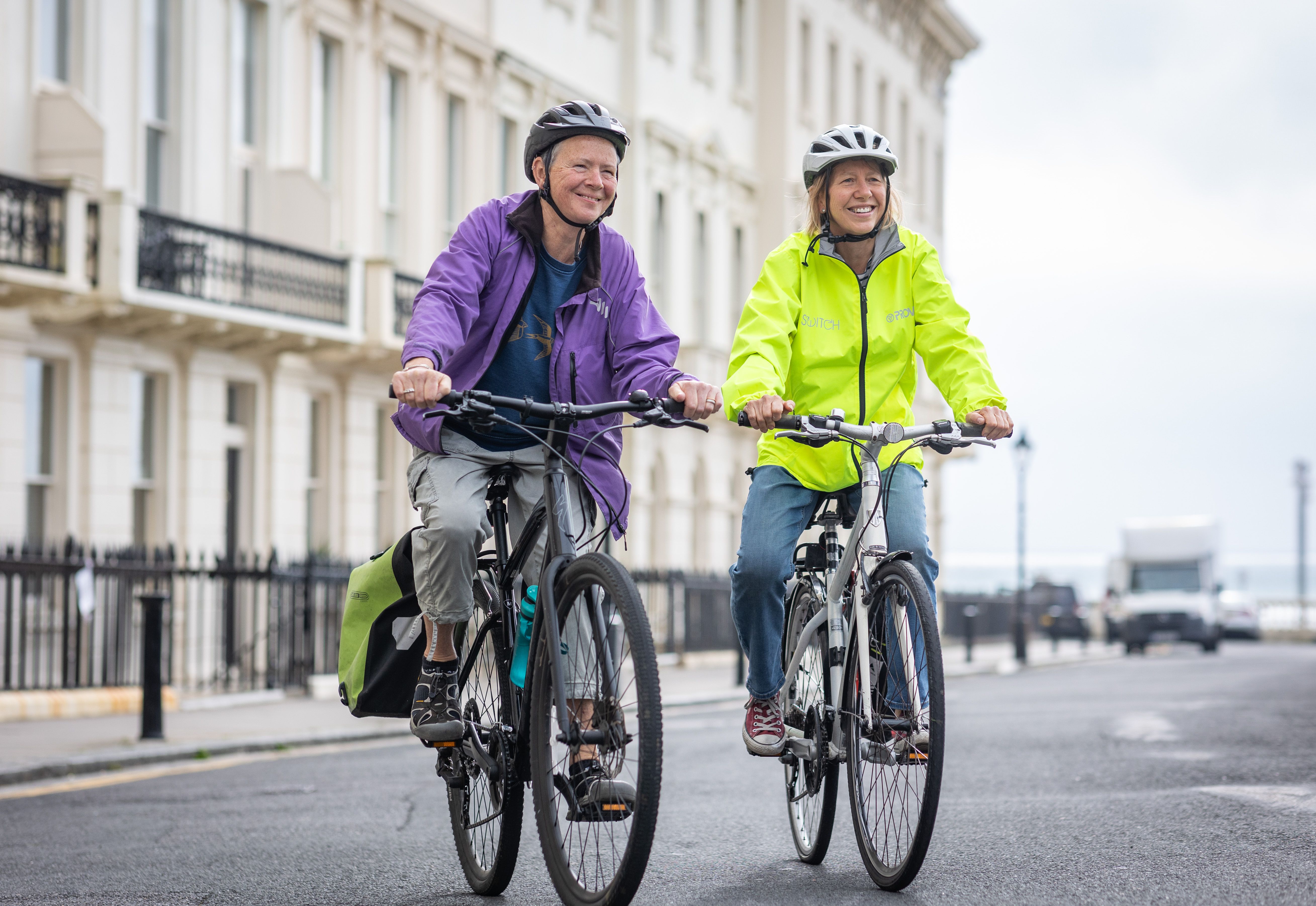 Duas Mulheres Mais Velhas Andando De Bicicleta · Foto profissional gratuita