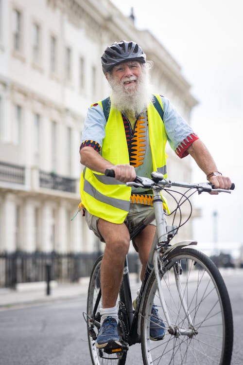 Foto d'estoc gratuïta de anant amb bici, ancians, armilla