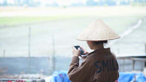 亞洲女人, 圓錐形帽子, 夾克 的 免费素材图片