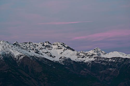 Foto De Montañas Cubiertas De Nieve Durante El Amanecer