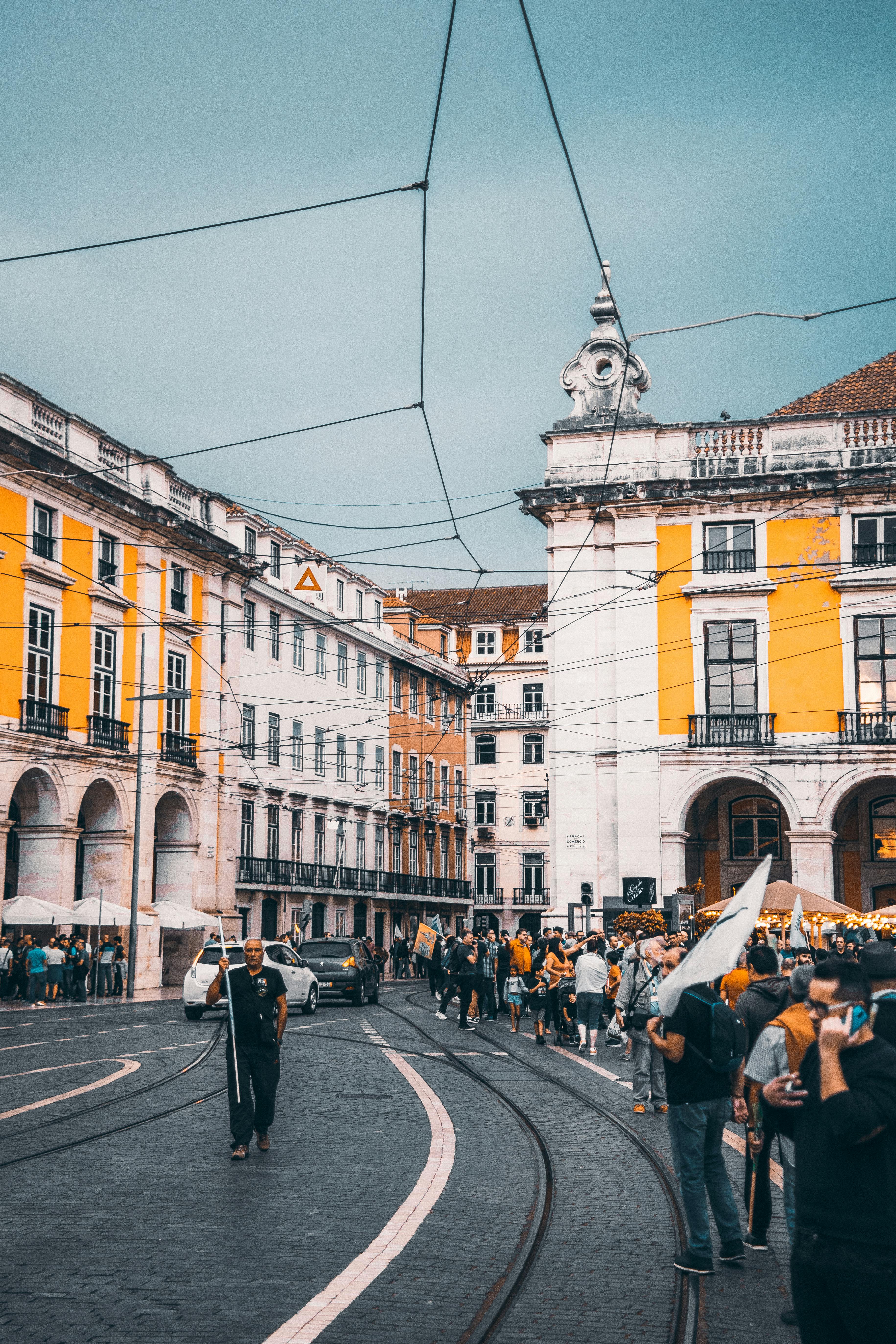 欧洲城市的街道充满活力，人们步行其间，历史建筑与电车线路交织