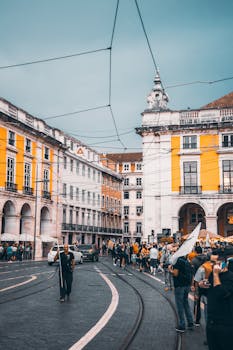 欧洲城市的街道充满活力，人们步行其间，历史建筑与电车线路交织