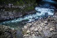 一条迷人的河流，充满活力的急流穿过岩石景观