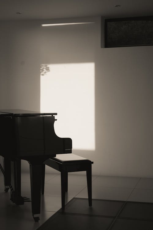 A piano is in a room with a window