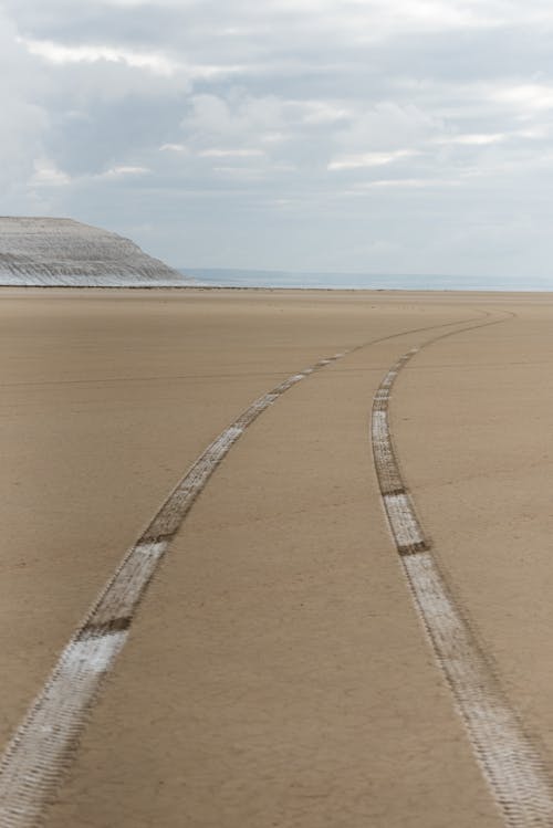 Foto d'estoc gratuïta de desert, empremtes de pneumàtics, ennuvolat