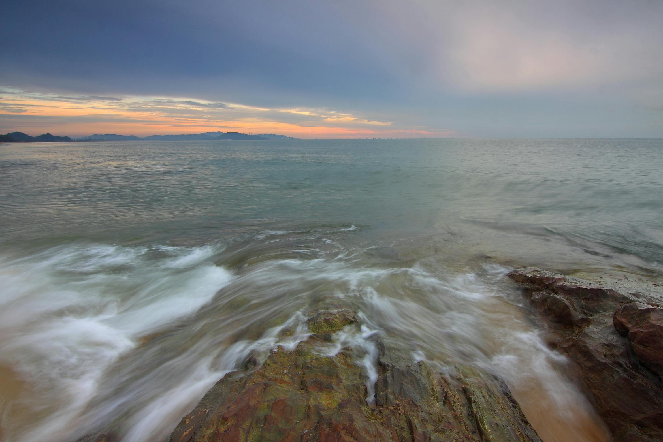 panning photography of beach shore