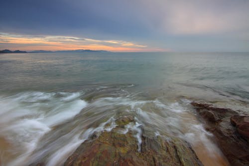 Панорамная фотография берега пляжа