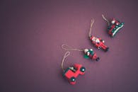 紫色背景上以圣诞老人和玩具为特色的极简主义平面圣诞装饰品